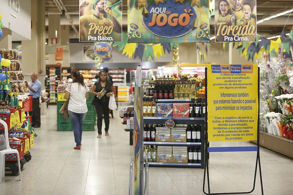 (Supermercado no Salvador Shopping tem aviso de restrição de vendas (Foto: Marina Silva/CORREIO) (Supermercado no Salvador Shopping tem aviso de restrição de vendas (Foto: Marina Silva/CORREIO)