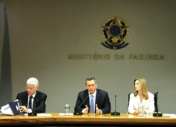 O ministro da Fazenda, Eduardo Guardia, detalha medidas do governo para reduzir o preço do diesel (Foto: Alexandro Martello/ G1) O ministro da Fazenda, Eduardo Guardia, detalha medidas do governo para reduzir o preço do diesel (Foto: Alexandro Martello/ G1)