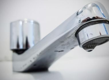 Segundo a empresa de saneamento, os bloqueios nas estradas estão dificultando o transporte de produtos químicos usados para a produção de água tratada