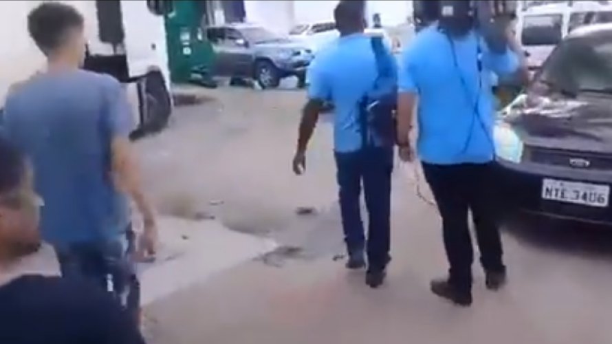 Manifestantes expulsaram a equipe em protesto contra a emissora para a qual ela trabalha