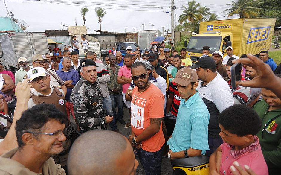Caminhoneiros que permaneciam em bloqueio próximo à Ceasa de Simões Filho negociaram com a PM (Foto: Marina Silva/CORREIO) Caminhoneiros que permaneciam em bloqueio próximo à Ceasa de Simões Filho negociaram com a PM (Foto: Marina Silva/CORREIO)