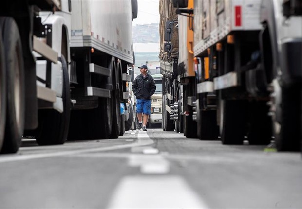 GREVE DE CAMINHONEIROS - CAMINHÃO PARADO NA REGIS BITTENCOURT, EM SÃO PAULO (FOTO: EFE/SEBASTIÃO MOREIRA