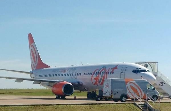 Ela perdeu o voo para Salvador e quase foi atropelada pela aeronave (Foto: Reprodução)