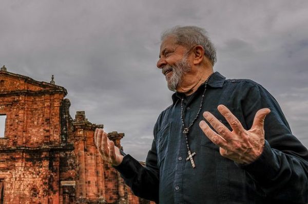 O coordenador da pesquisa do Neamp, Leandro Ortunes, diz que os evangélicos não seguem necessariamente a orientação das lideranças de seu grupo religioso. “Mesmo diante de todo apelo das lideranças evangélicas por um candidato evangélico, os entrevistados não preferem que o próximo presidente seja da mesma crença que eles”, aponta. (Foto: Ricardo Stuckert/Instituto Lula)