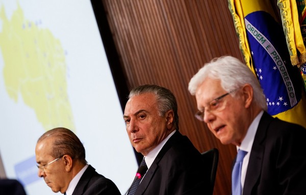 O presidente Michel Temer (centro), entre os ministros Eliseu Padilha (esq.) e Moreira Franco (dir.) (Foto: Marcos Corrêa/ Presidência da República)