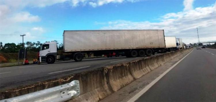 Segundo informações da concessionária Bahia Norte, que administra a rodovia, o caminhoneiro reivindicava isenção no pagamento do eixo suspenso prometido pelo presidente Michel Temer