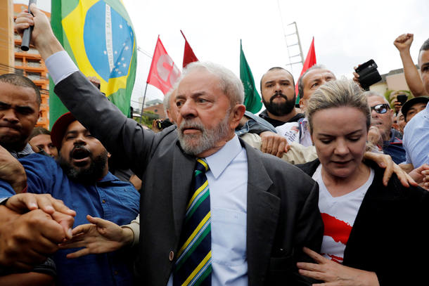 Defesa cita duas súmulas do STF segundo as quais há exceção para efeito suspensivo da pena quando o pedido contém simultaneamente a plausibilidade do recurso e a possibilidade de dano irreversível - O ex-presidene Lula está preso em Curitiba desde o dia 7 de abril