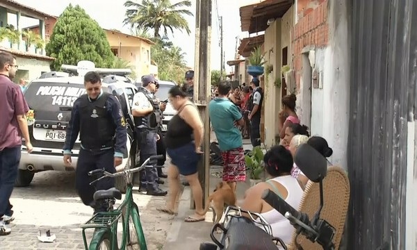 Moradores tentaram entrar no quarto e apagar as chamas, mas o calor era muito forte. (Foto: Valdir Almeida/G1 Ceará)