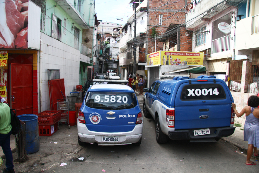 Viaturas na rua onde crime aconteceu, em Cosme de Farias. Crime chocou vizinhança (Foto: Mauro Akin Nassor/CORREIO)