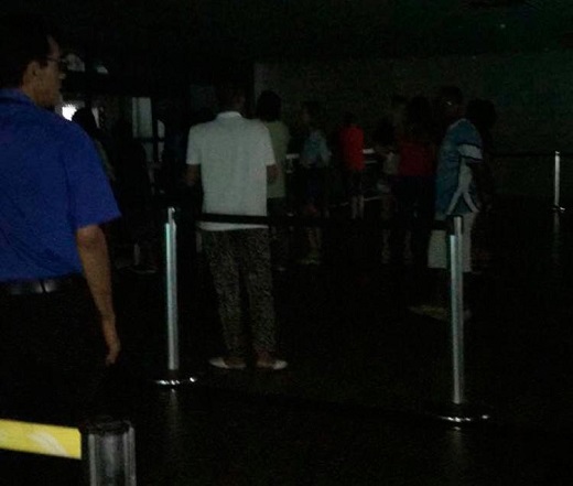Passageiros ficaram no escuro após apagão nesta terça-feira (Foto: Reprodução)