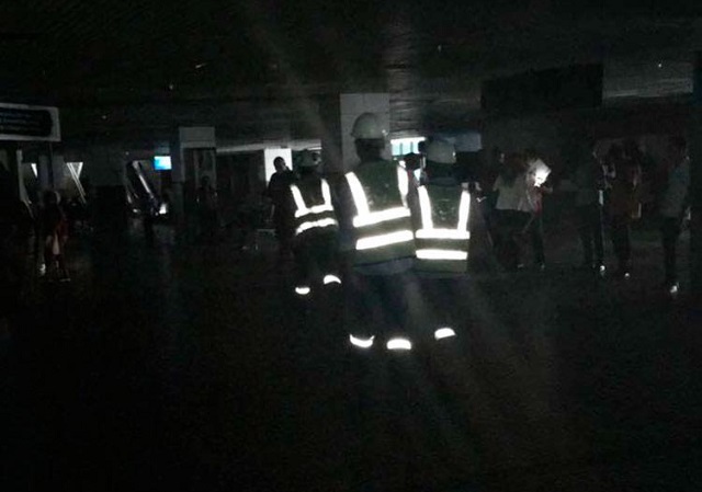 Funcionários da Coelba foram enviados para verificar a situação (Foto: Regina Bandeira de Melo | Cidadão Repórter)