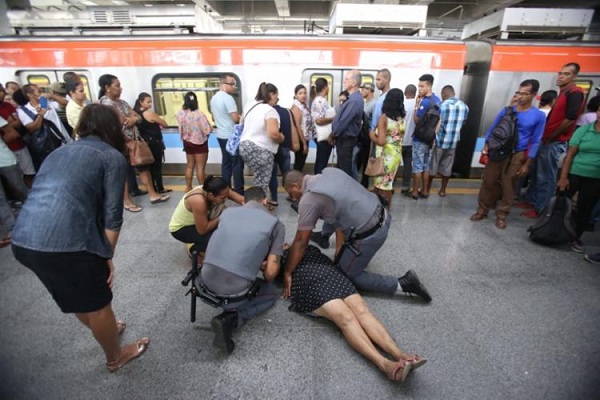 Mulher desmaiou devido à aglomeração de pessoas na plataforma (Foto: Reprodução)