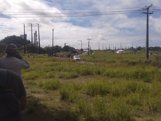 Trabalhadores do Pólo Petroquímico de Camaçari evacuaram o complexo sob suspeita de vazamento químico (Foto: Reprodução | Facebook)