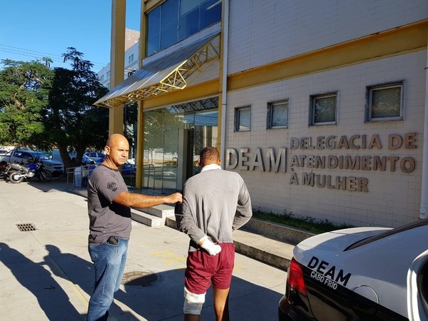 Jovem disse à polícia que só percebeu que estava sem uma das mãos ao acordar após levar a surra, em Cabo Frio, no RJ (Foto: Divulgação/Polícia Civil)