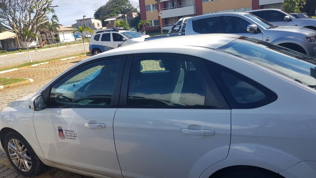 O carro ciirculava exibindo um adesivo do TJ-Ba nas portas (foto BNews)