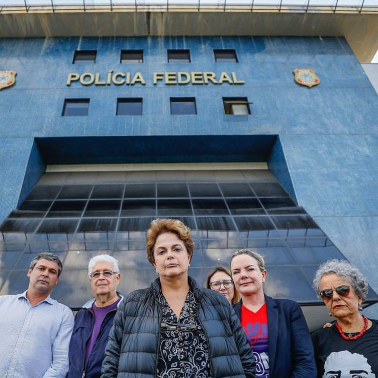 Dilma também voltou a dizer que a candidatura de Lula ao Planalto é a única com força suficiente para barrar o golpe Dilma também voltou a dizer que a candidatura de Lula ao Planalto é a única com força suficiente para barrar o golpeDilma também voltou a dizer que a candidatura de Lula ao Planalto é a única com força suficiente para barrar o golpe