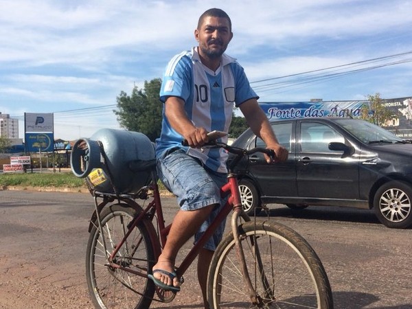 Operador de cremalheira José Luzi Milhomen, que pedalou 14 km para comprar gás (Foto: Giovana Dourado/TV Anhanguera) Operador de cremalheira José Luzi Milhomen, que pedalou 14 km para comprar gás (Foto: Giovana Dourado/TV Anhanguera)