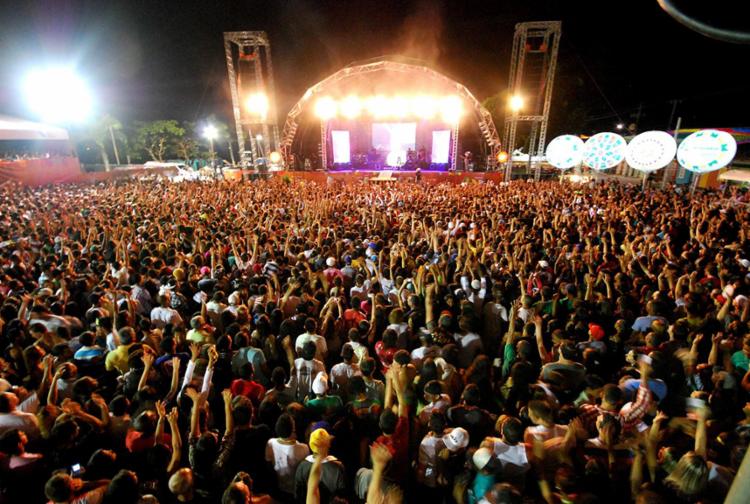 A festa, que deveria ocorrer entre os dias 29 e 30 deste mês, contava com atrações como Flávio José, Gabriel Diniz, Naiara Azevedo e Luan Santana (foto A Tarde)