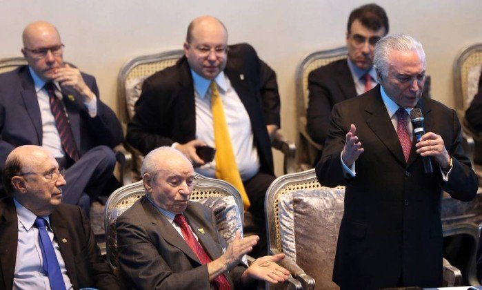 Temer duscursando ao lado do bispo Samuel Ferreira e do pretenso candidato a presidente Henrique Meireles, na Assembléia de Deus (foto Agencia O Globo)