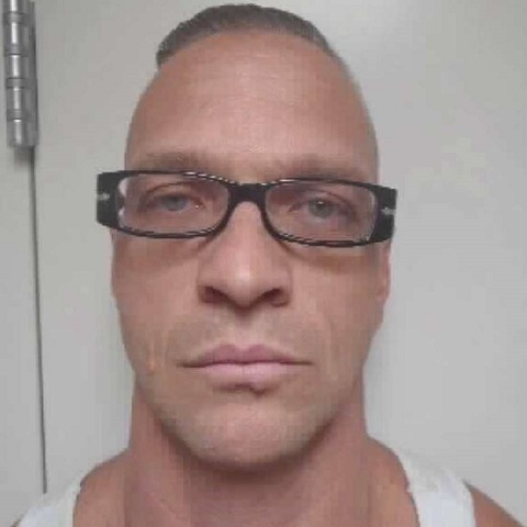 Scott Dozier foi condenado à pena de morte por ter cometido dois homicídios (Foto: Departamento de Execução Penal de Nevada / BBC News Brasil) Scott Dozier foi condenado à pena de morte por ter cometido dois homicídios (Foto: Departamento de Execução Penal de Nevada / BBC News Brasil)