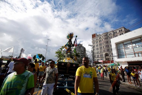 Baianos mantiveram a tradição decelebrar o Doisde Julho em cortejo marcado por protestos e apresentações (Foto: Reprodução)