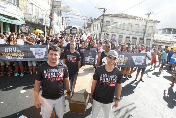 Protesto contra falta de segurança é realizado durante o desfile (Foto: Luciano da Matta | Ag. A TARDE)
