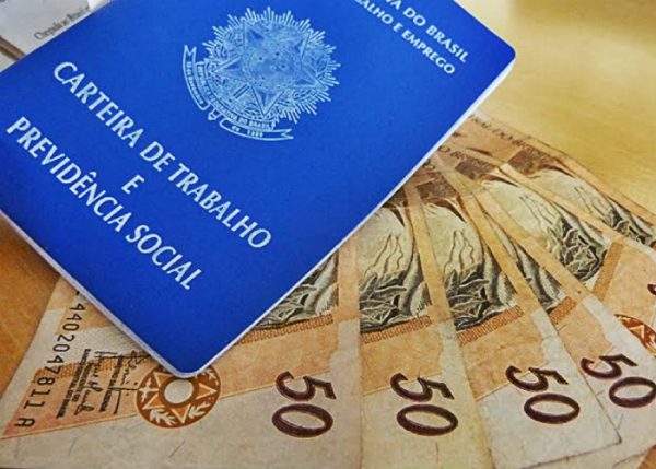 Segundo a publicação, o analista afirmou que tanto o poder Executivo quanto o Legislativo “têm culpa no cartório” ao, respectivamente, propor e aprovar uma reforma trabalhista que surtiu efeito “inverso” ao prometido.