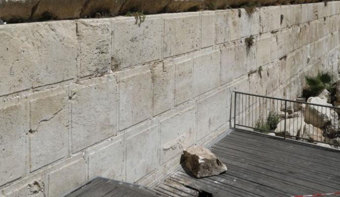 Pedra de 100 quilos que caiu do Muro das Lamentações em Jerusalém Foto: AFP 2018 / GALI TIBBON