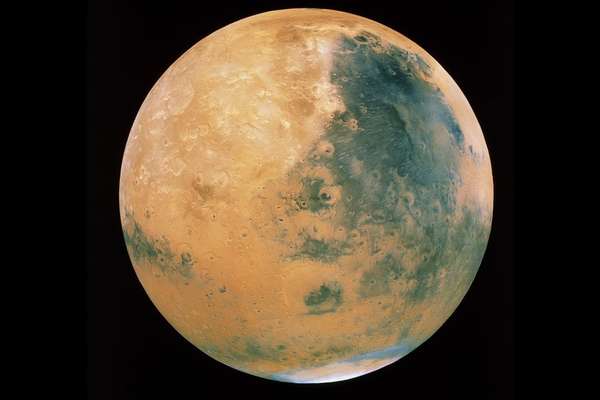 Descoberta de lago subterrâneo, após anos de análise de dados de sonda espacial lançada em 2003, aumenta chances de se encontrar vida no planeta. Foto: Science Photo Library / BBC News Brasil