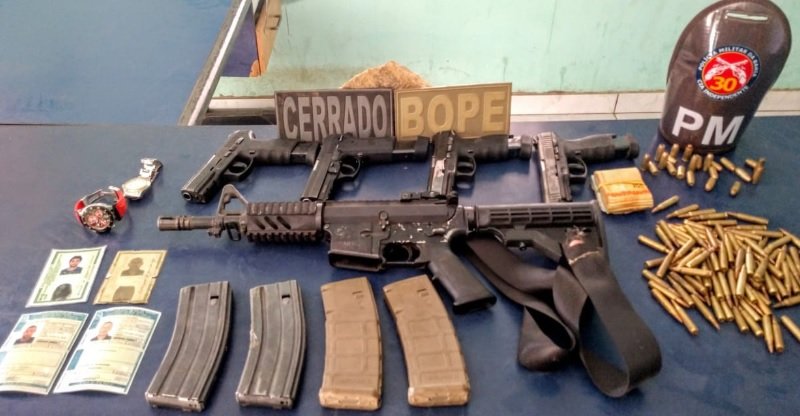 Material apreendido com os criminosos Material apreendido com os criminosos