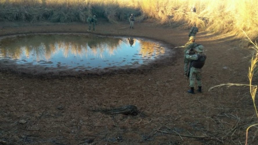 Com possíveis rotas de fuga bloqueadas e utilizando drones para monitoramento, os cinco integrantes da organização criminosa foram encontrados, na zona rural de Serra Dourada. Com possíveis rotas de fuga bloqueadas e utilizando drones para monitoramento, os cinco integrantes da organização criminosa foram encontrados, na zona rural de Serra Dourada.