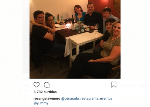 No restaurante com Moro e amigos: como blogueira, ela marca a conta do estabelecimento