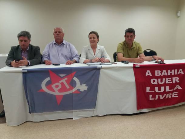 Em reunião da Executiva Estadual do PT da Bahia, participaram (da esq. para a dir.) o deputado federal Paulo Teixeira, o presidente do PT no Estado, Everaldo Anunciação, a presidente nacional do PT, senadora Gleisi Hoffmann, e o vice-presidente do partido, Márcio Macedo Foto: Yuri Silva/Estadão