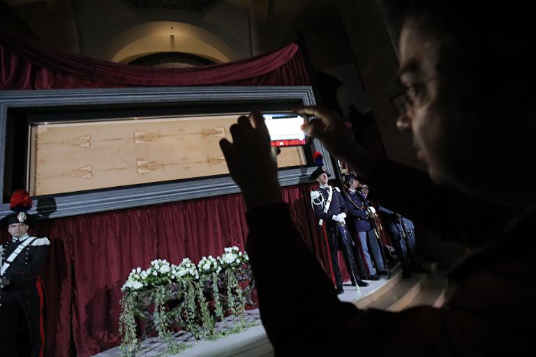 (2015) Homem fotografa o Santo Sudário durante apresentação à imprensa em Turim - AFP (2015) Homem fotografa o Santo Sudário durante apresentação à imprensa em Turim - AFP