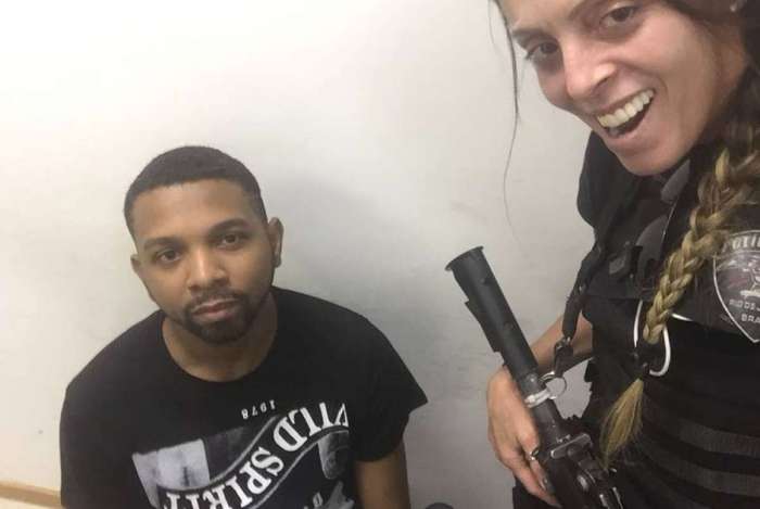 A agente em pose fotográfica com o preso Rogério Avelino da Silva, o Rogério 157 A agente em pose fotográfica com o preso Rogério Avelino da Silva, o Rogério 157