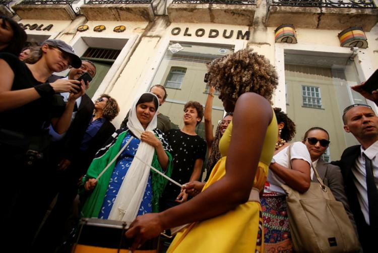 Em outubro de 2012, a paquistanesa Malala Yousafzai foi baleada na cabeça dentro de um ônibus escolar. A garota se tornou um alvo do Talibã quando passou a lutar pelo direito à educação das mulheres.