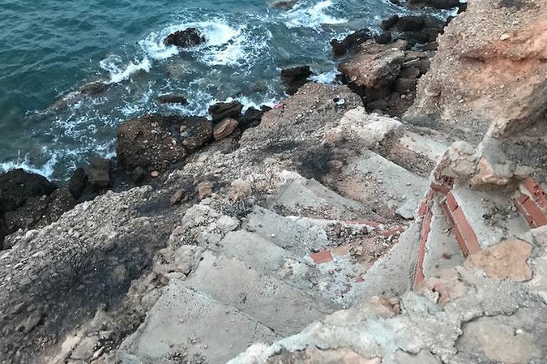 Grupo estava a dez passos de escadaria para escapar quando foi pego pelas chamas. Eles quase alcançaram a água. Grupo estava a dez passos de escadaria para escapar quando foi pego pelas chamas. Eles quase alcançaram a água.