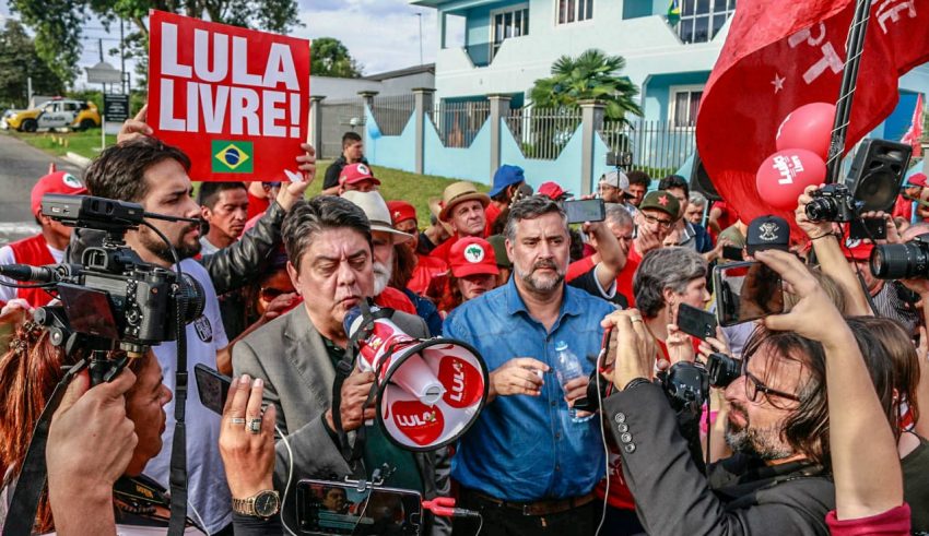 Condição de preso político de Lula é escancarada para o mundo após sequestro e descumprimento de soltura pela Polícia Federal Condição de preso político de Lula é escancarada para o mundo após sequestro e descumprimento de soltura pela Polícia Federal