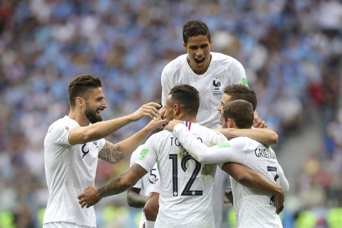 Companheiros de time comemoram com Antoine Griezmann, da França, o gol marcado nas quartas de final contra o Uruguai (Alexander Hassenstein/Getty Images) Companheiros de time comemoram com Antoine Griezmann, da França, o gol marcado nas quartas de final contra o Uruguai (Alexander Hassenstein/Getty Images)