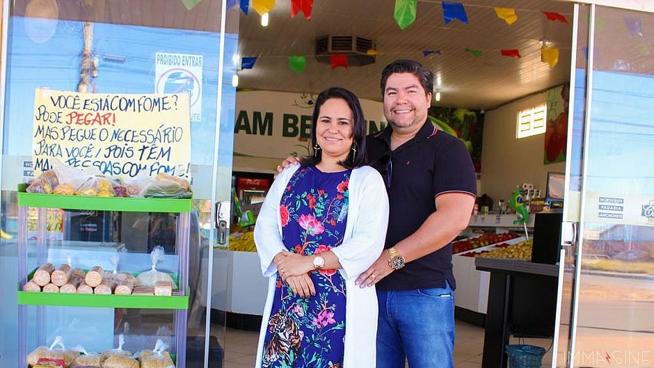 Os empresários Alisson e Érica Almeida ciaram uma prateleira de doações no mercado deles. Basta chegar e pegar (Foto: Acervo Pessoal) Os empresários Alisson e Érica Almeida ciaram uma prateleira de doações no mercado deles. Basta chegar e pegar (Foto: Acervo Pessoal)