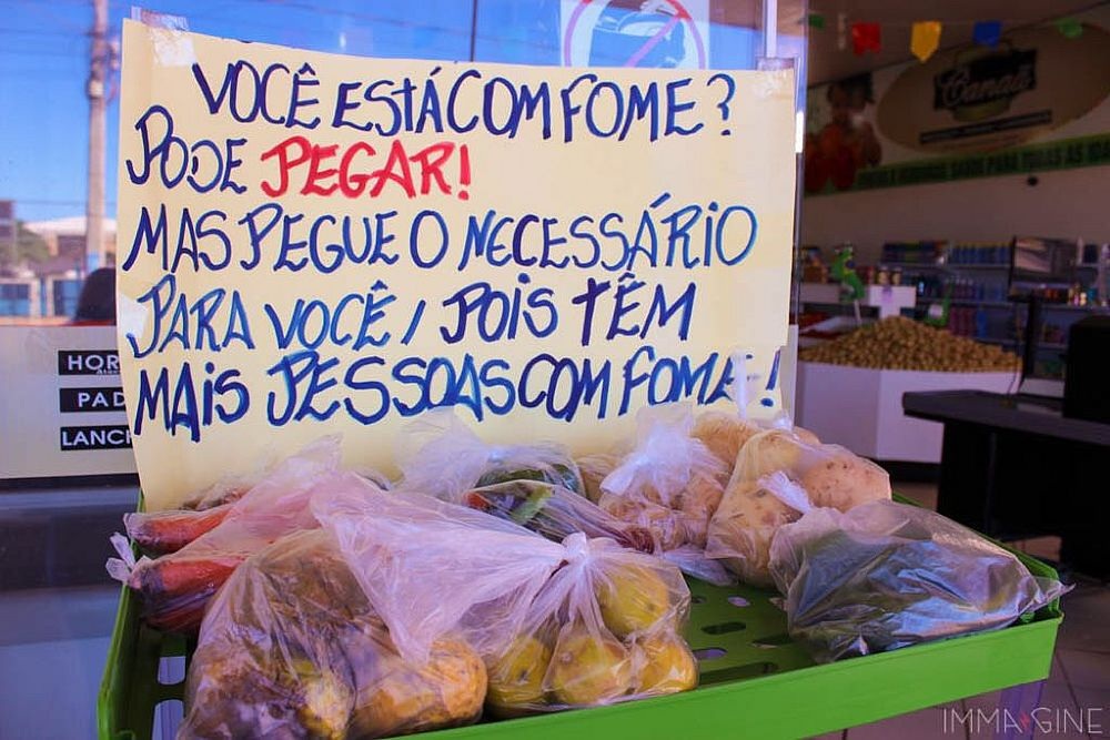 O casal doava produtos desde que abriram o primeiro mercado, há três anos, mas colocaram a placa há dois meses - Entre os alimentos, frutas, legumes e verduras (Foto: Acervo pessoal) O casal doava produtos desde que abriram o primeiro mercado, há três anos, mas colocaram a placa há dois meses - Entre os alimentos, frutas, legumes e verduras (Foto: Acervo pessoal)
