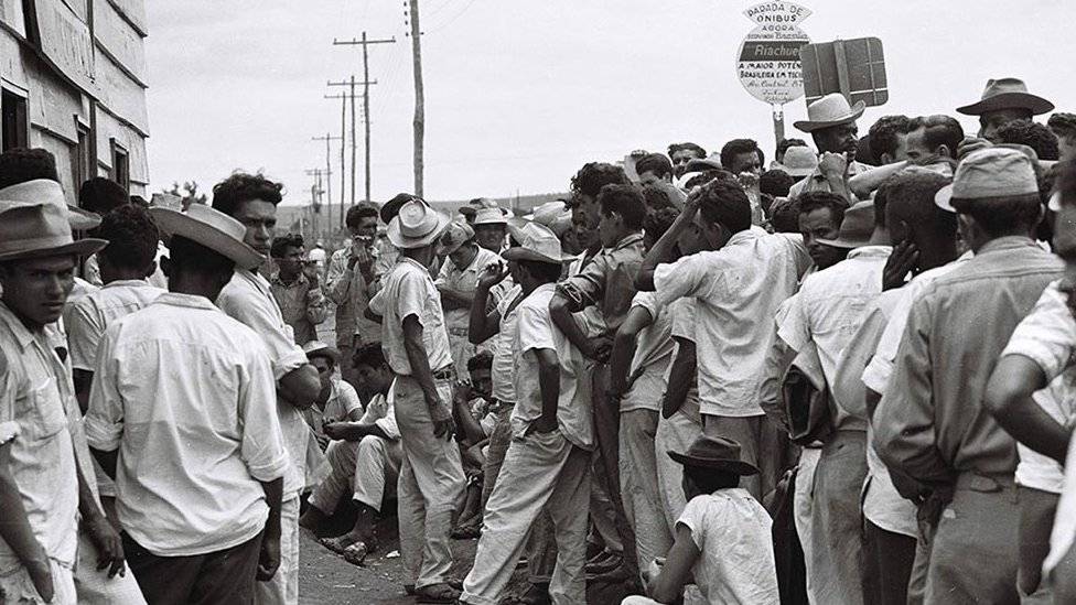 Fila de candangos, os operários migrantes que ergueram Brasília; cidade foi construída em menos de quatro anos / Arquivo Público do Distrito Federal Fila de candangos, os operários migrantes que ergueram Brasília; cidade foi construída em menos de quatro anos / Arquivo Público do Distrito Federal