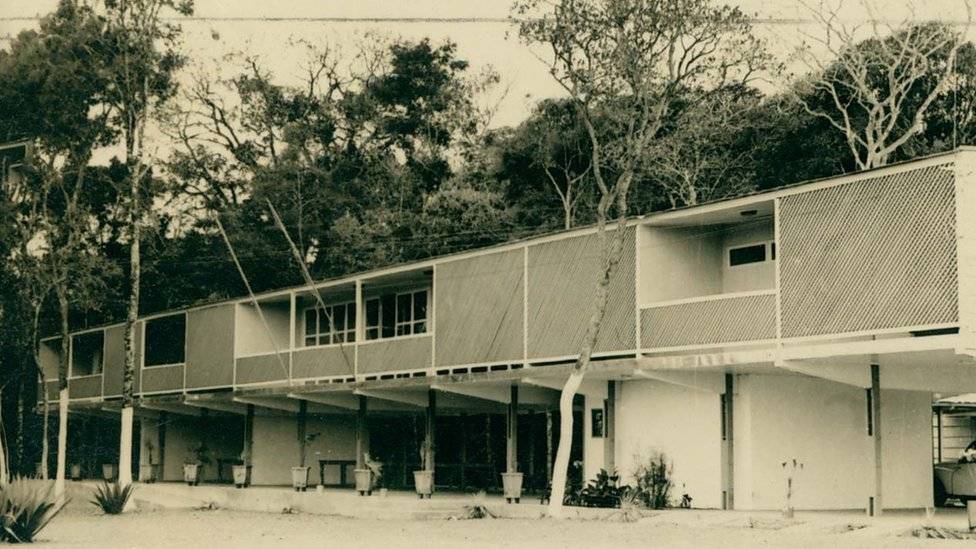 Oito quilombolas ajudaram a erguer o Catetinho, residência de JK no início da construção de Brasília / IBGE Oito quilombolas ajudaram a erguer o Catetinho, residência de JK no início da construção de Brasília / IBGE