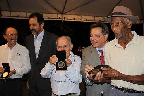 Em 2015, quilombola Sinfrônio Lisboa da Costa (à dir.) foi homenageado por participação na construção de Brasília / Fundação Cultural Palmares Em 2015, quilombola Sinfrônio Lisboa da Costa (à dir.) foi homenageado por participação na construção de Brasília / Fundação Cultural Palmares