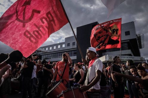 A estratégia da Vigília Lula Livre é “avermelhar” todo o bairro Santa Cândida. A estratégia da Vigília Lula Livre é “avermelhar” todo o bairro Santa Cândida.
