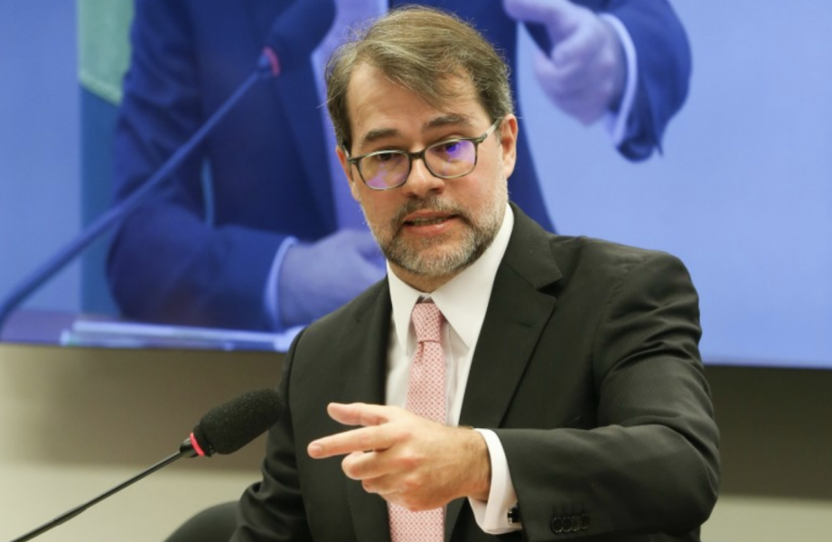 “Felizmente o ministro Dias Toffoli cassou a esdrúxula e autoritária decisão do juiz de piso, que, sem jurisdição e de ofício, impôs ao ex-ministro José Dirceu restrições que o STF não impôs”