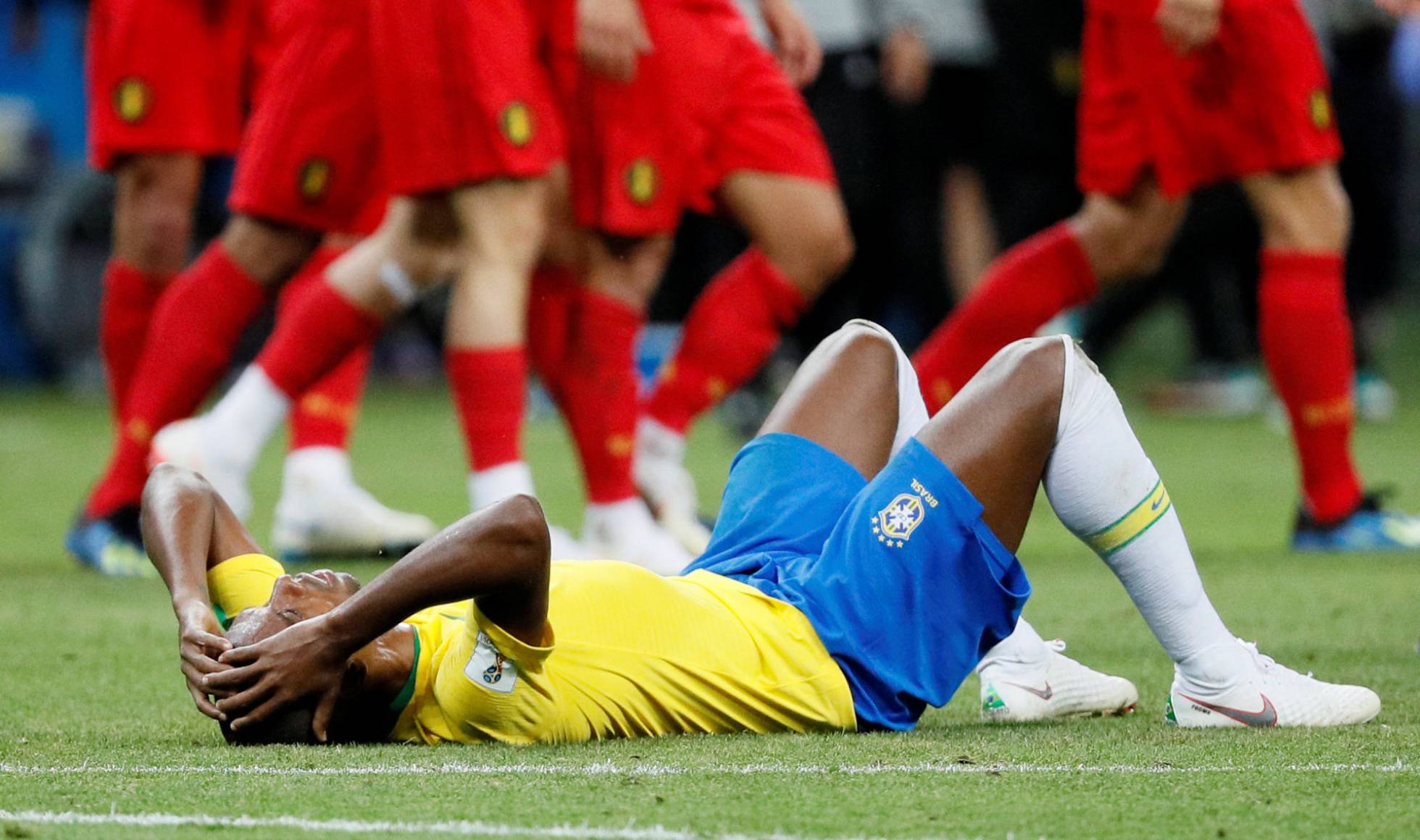 Fernandinho, que fez um gol contra, lamenta eliminação brasileira para a Bélgica. GLEB GARANICH REUTERS