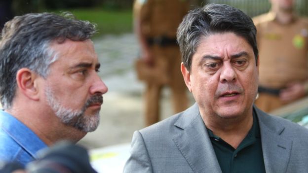 Petistas Pimenta e Damous protocolaram habeas corpus na sexta-feira, após Favreto assumir o plantão; desembargador já foi filiado ao PT e é crítico da Operação Lava Jato Petistas Pimenta e Damous protocolaram habeas corpus na sexta-feira, após Favreto assumir o plantão; desembargador já foi filiado ao PT e é crítico da Operação Lava Jato