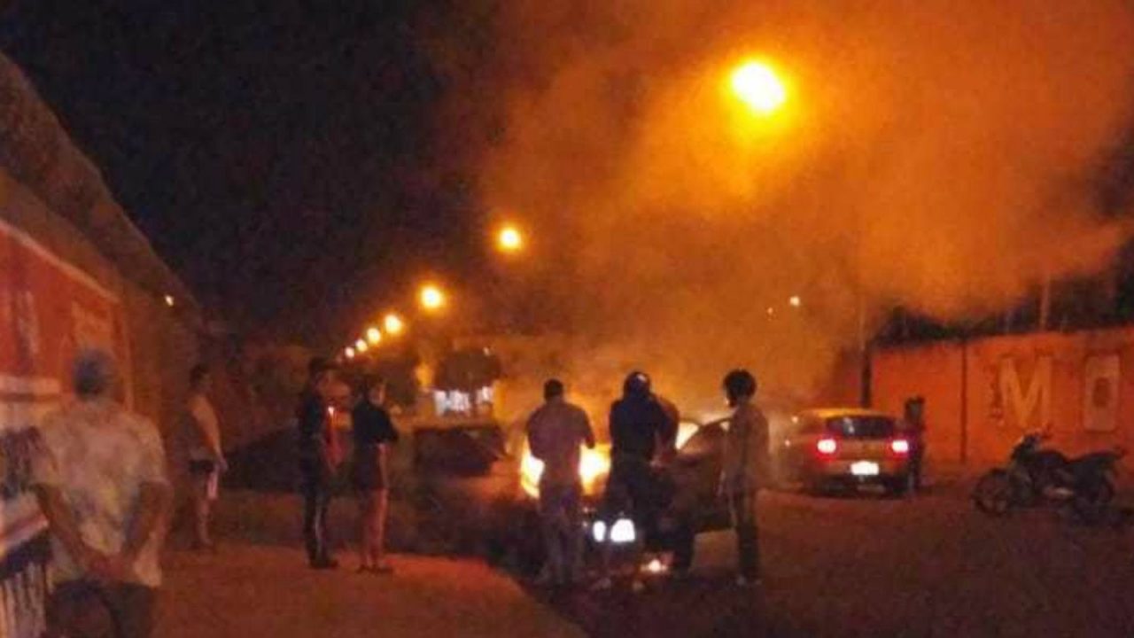 Homem coloca fogo em carro em frente a motel de Itumbiara, Goiás (Foto: Reprodução/TV Anhanguera) Homem coloca fogo em carro em frente a motel de Itumbiara, Goiás (Foto: Reprodução/TV Anhanguera)