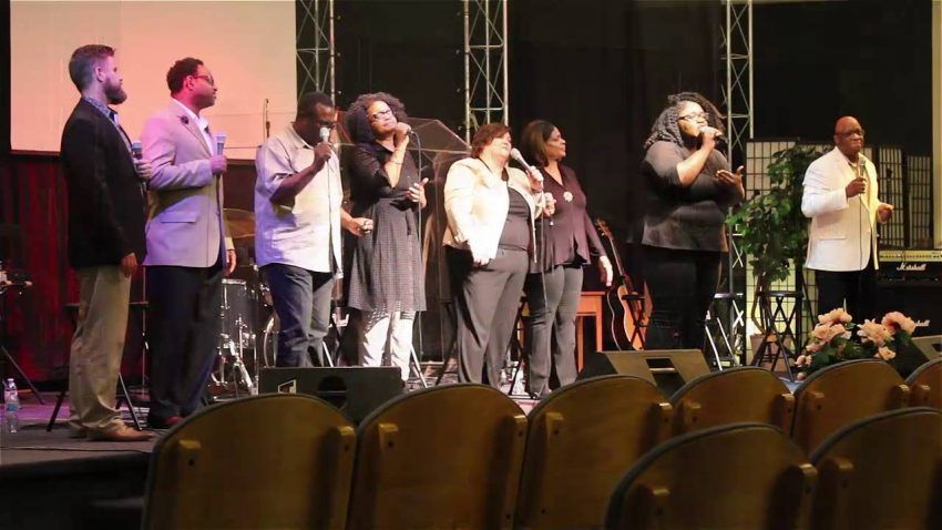 “Essa música trouxe cura e esperança para milhares de pessoas que a ouviram”, diz Karen Hall, integrante do grupo vocal. “Essa música trouxe cura e esperança para milhares de pessoas que a ouviram”, diz Karen Hall, integrante do grupo vocal.